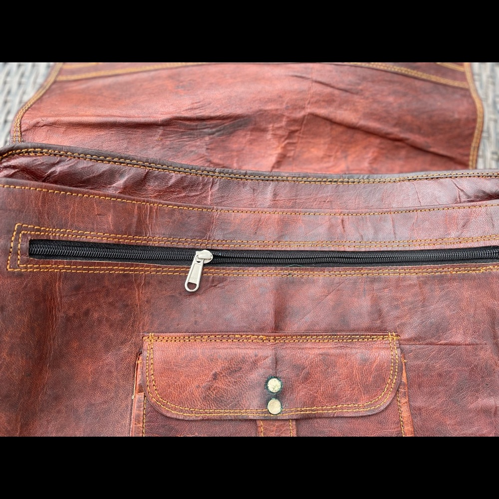 Vintage leather satchel from India - Picture 9 of 12